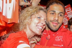 Ricardo Rodriguez posiert mit einer Verehrerin. (Bild: Keystone)