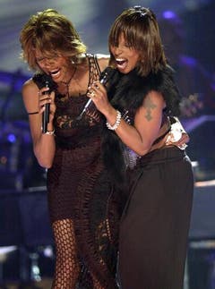 Diven unter sich: Zusammen mit Mary J. Blige steht Whitney Houston 2002 in Las Vegas auf der Bühne. (Bild: Keystone)