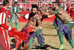 MANN, MAENNLICH, CALCIO, FIORENTINO, HISTORISCH, TRADITION, AMATEURE, MANN, OBERKOERPER, NACKT, SANDIG, SAND, SPIELPLATZ, GERANGEL, SCHMUTZIG, MAENNER, KOERPER, KAMPF, SIEG, SPIEL (Bild: Keystone)
