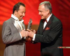 2004 überreichte Kurt Felix Popstar DJ Bobo den Swiss Award in der Kategorie Musiker und Entertainer. (Bild: Keystone)