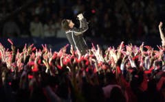 Platz 2: U2. Man mag von Bono halten, was man will., aber in grossen Stadien entfaltet sich sein Talent für grosse Gesten. Knapp fünf Monate nach den Anschlägen vom 11. September 2001 sang er "Where The Streets Have No Name" und liess dabei die Namen aller Toten auf eine Leinwand projizieren. (Bild: KATHY WILLENS (AP))