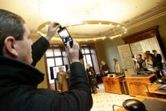 Ein Moment zum Festhalten - man ist ja schliesslich nicht jeden Tag im Sitzungszimmer der eigenen Regierung. (Bild: Donato Caspari)