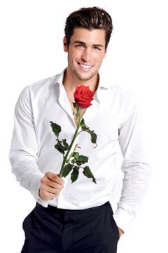 Er verteilt die Rosen: Rafael Beutl, Model und TV-Junggeselle. (Bild: 3+)