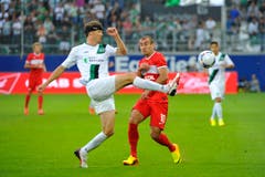 St.Gallens Captain Phillippe Montandon gegen Yura Movsiyan. (Bild: Urs Bucher)