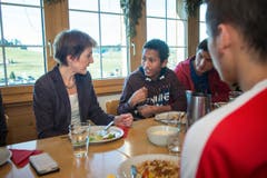 «Die Buben und jungen Männer haben sehr viel erlebt. Hier im Kinderdorf sind sie gut aufgehoben und können zur Ruhe kommen», sagte Sommaruga nach dem Essen. (Bild: Ralph Ribi)
