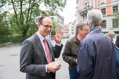 Auch FDP-Präsident Marc Mächler schätzte die Gratis-Wurst vor dem Anlass. (Bild: Ralph Ribi)