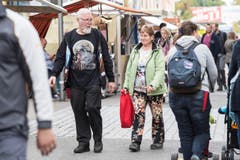 Weinfelden TG - Die ersten Besucher schlendern durch den Jahrmarkt der Wega in Weinfelden. (Bild: Thi My Lien Nguyen)
