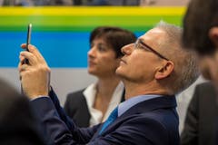 Ueli Fisch verfolgt die Resultate. (Bild: Reto Martin)