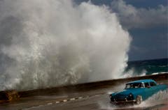 In Kuba, hier der Malecón in der Hauptstadt Havanna, hat «Sandy» bereits gewütet. (Bild: Keystone)