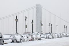 Eingeschneite Autos auf der George Washington Brücke in Manhattan. (Bild: Keystone)