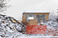 Trostlose Trümmerlandschaft und bittere Kälte. (Bild: EPA/Emiliano Grillotti)