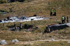 Rettungskräfte bei den Trümmern des verunglückten Militärhelikopters bei der Armeefestung Sasso da Pigna auf dem Gemeindegebiet Airolos, beim Gotthard. (Bild: Keystone)