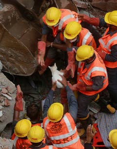 Katze nach Einsturz eines Gebäudes in Mumbai gerettet. (Bild: Keystone)
