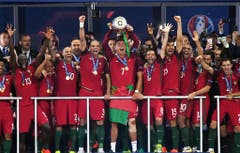Cristiano Ronaldo stemmt den EM-Pokal in die Höhe. (Bild: Keystone)