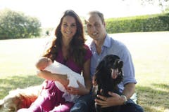 Das erste offizielle Famlienfoto wird am 20. August 2013 gezeigt. Michael Middleton, der Vater von Kate, fotografiert die junge Familie im Garten der Middletons in Bucklebury, Berkshire. Mit dabei sind auch die Familienhunde. (Bild: Keystone)