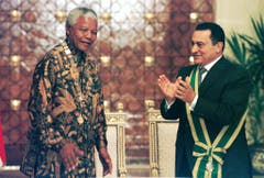 Nelson Mandela und der ägyptische Präsident Hosni Mubarak 1997 in Kairo. (Bild: Keystone)