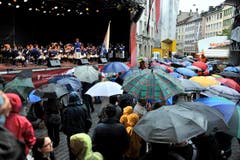 Das Publikum liess sich vom Regen nicht verdriessen und verfolgte die Präsentationen mit Interesse. (Bild: Keystone)