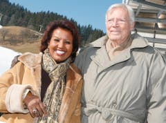 Karlheinz Böhm mit seiner vierten Frau, der äthiopischen Agrarexpertin Almaz Böhm. 1991 heiratete das Paar, die beiden haben zwei Kinder. Almaz arbeitete in ihrer Heimat für Böhms Stiftung und lernte so den Schauspieler kennen und lieben. (Bild: Keystone)