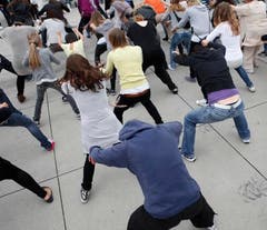 Ein sogenannter Flashmob, der über das Internetportal Facebook organisiert wurde, trifft sich zum Tanz und verschwindet genau so schnell wie er aufgetaucht ist. (Bild: Benjamin Manser)