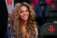 Beyoncé hat gleich eine ganze Liste von Wünschen. So muss die Temperatur in ihrer Garderobe exakt 22,2 Grad betragen und nach dem Auftritt müssen Eiswürfel zum Kühlen des Halses bereit stehen. Ausserdem soll die Sängerin nur aus Titanium-Strohhalmen trinken. (Bild: Keystone)