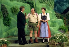Beim "Grandprix der Volksmusik" 1992 moderierte Karl Moik zusammen mit dem Schweizer Sepp Trütsch und der Deutschen Carolin Reiber. (Bild: Keystone)