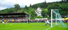 Brühls Alex de Freitas trifft mittels Elfmeter zum 2:0. (Bild: Urs Bucher)