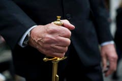 Teilnehmer der Landsgemeinde mit Degen. (Bild: Keystone)