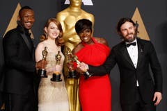 Die fantastischen Vier, v. l.: Mahershala Ali (Bester Nebendarsteller), Emma Stone (Beste Hauptdarstellerin), Viola Davis (Beste Nebendarstellerin) und Casey Affleck (Bester Hauptdarsteller). (Bild: Paul Buck/Keystone)