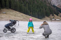 Die Ostschweiz läuft Schlittschuh auf dem Seealpsee (Bild: Urs Bucher)