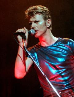 David Bowies androgynes Auftreten sorgte vielfach für Spekulationen. Immer wieder wurde behauptet, er sei bisexuell. Bowie hat sich dazu nie geäussert (1995). (Bild: Keystone)