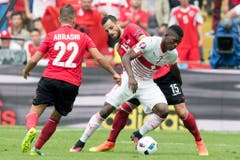 Breel Embolo (Mitte), Amir Abrashi (l) und Megrim Mavraj. (Bild: Keystone)
