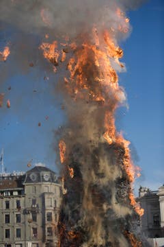 Es dauerte mehr als eine halbe Stunde, bis der Böögg explodierte: Das verheisst einen Regensommer. (Bild: Urs Jaudas)