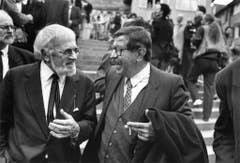 Die Schriftsteller Wolfgang Hildesheimer (links) und Günter Grass nehmen 1991 an der Abdankungsfeier für Max Frisch teil. (Bild: Keystone)