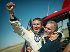 Felix Baumgartner feiert zusammen mit dem technischen Direktor Art Thompson seinen Rekordsprung. (Bild: Keystone)