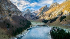 Die Ostschweiz läuft Schlittschuh auf dem Seealpsee (Bild: Urs Bucher)