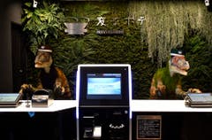 Grusel ist Programm: Eingecheckt wird im Henn na Hotel bei Roboter-Dinos. (Bild: FRANCK ROBICHON (EPA))