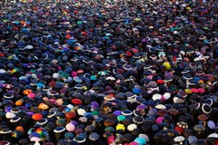Besucher mit Regenschirmen harren auf dem Petersplatz in Rom aus. (Bild: Keystone)