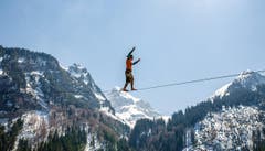 Waterline gilt als schwierigste aller Slackline-Disziplinen, weil die Orientierung über die Augen schwer ist. (Bild: Tobias/Rodenkirch/Martin Knobel)