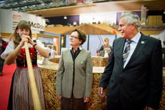 Ein Ständchen für Nationalratspräsident Hansjörg Walter und Bundeskanzlerin Corina Casanova. (Bild: Urs Bucher)