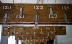 Die Garderobe des Spitals von Pripjat zerfällt langsam. (Bild: Keystone)