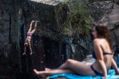 Klippenspringen nahe der böhmischen Stadt Hrimezdice in Tschechien. (Bild: FILIP SINGER (EPA))