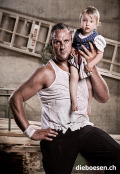 Der Toggenburger Schwinger Nöldi Forrer stemmt seine bald zweijährige Tochter Maila in die Höhe. (Bild: dieboesen.ch/Thomas Buchwalder)