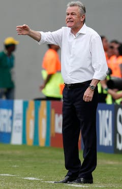 Nati-Coach Ottmar Hitzfeld gibt vom Spielfeldrand aus Anweisungen. (Bild: Keystone)