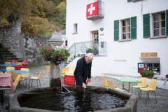 Wirt Donato Salis putzt Tische mit einem Lappen. (Bild: KEYSTONE/Gian Ehrenzeller)