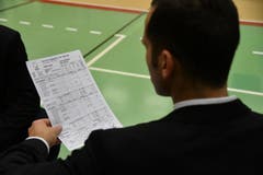Ajaccios Trainer studiert die Matchstatistik. (Bild: Manuel Nagel)
