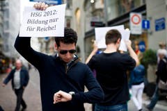 Wie lange noch? Ein HSG-Student wirft einen Blick auf die Uhr. (Bild: Keystone)