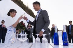 Das Brautpaar stösst auf die Zukunft an. (Bild: Keystone)