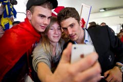 Roman Josi (r.) posiert mit und für die Fans. (Bild: Keystone)