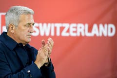 Nati-Coach Vladimir Petkovic begutachtet die Spieltechniken der Spieler im Windsor Park in Belfast. (Bild: Laurent Gilliéron / Keystone)