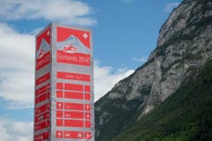 Beim Bahnhof in Erstfeld steht ein Wegweiser auf dem Festgelände. Die Feierlichkeiten zur Tunneleröffnung starten am Mittwoch. (Bild: Keystone)